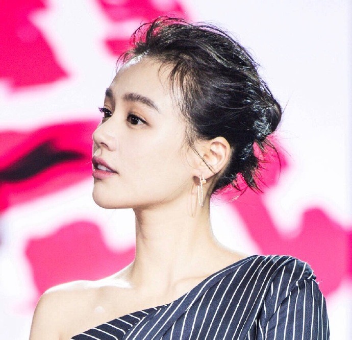 马思纯活动现场素颜绽放清新自然之美 马思纯倚靠窗边,目光柔和望向远方,发丝轻拂尽显恬静气质